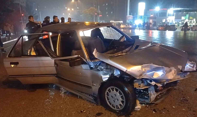 İki otomobil kafa kafaya çarpıştı: 9 yaralı