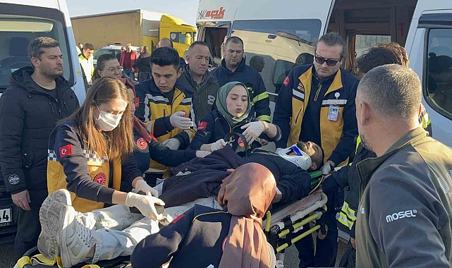 İşçi servislerinin çarpıştığı kazada 10 kişi yaralı