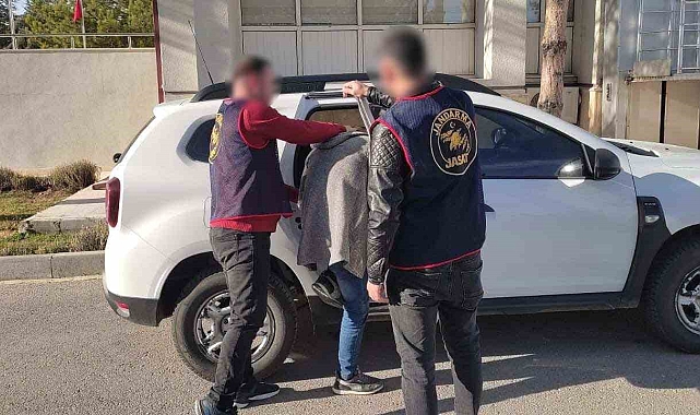 Karaman'da Jandarma Tarafından Yakalanan Hırsız: Traktörlerden ve Evlerden Çalıntı Mutfak Eşyaları Ortaya Çıktı