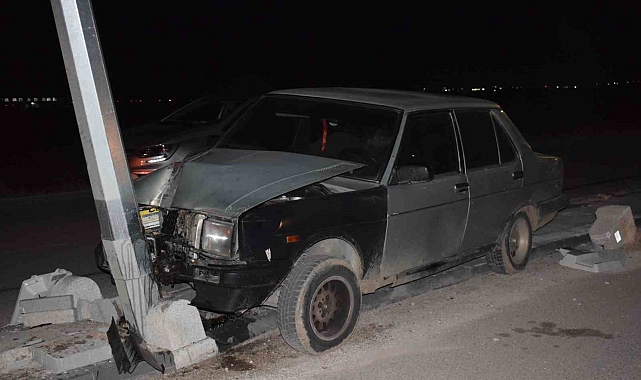 Karaman'da Otomobil aydınlatma direğine çarptı: 1 yaralı