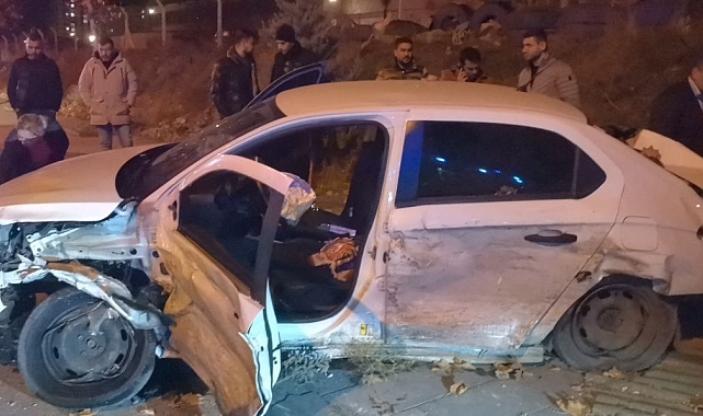 Kayseri'de feci kaza: Araçta sıkışan şoförü kurtardılar