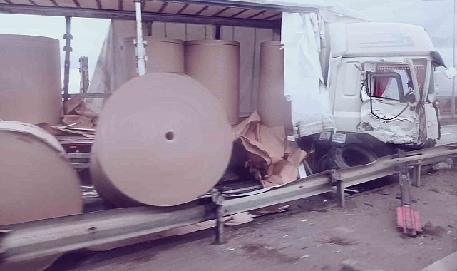 Kontrolden çıkan tır bariyerlere çarptı