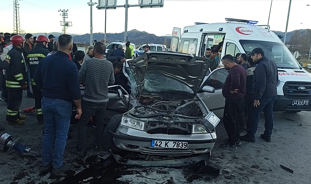 Konya'da otomobil kamyonla çarpıştı: 2 kişi yaralı
