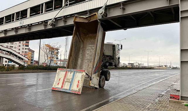 Niğde'de dorsesi açılan kamyon üst geçide sıkıştı