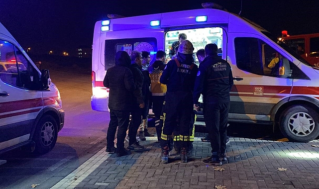 Otomobil ile çarpışan ticari araç devrildi: 7 kişi yaralı