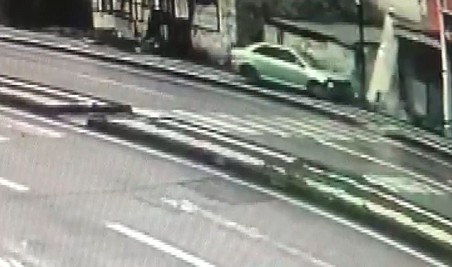 Otomobil işyeri duvarına çarptı, kaza anı güvenlik kamerasına yansıdı
