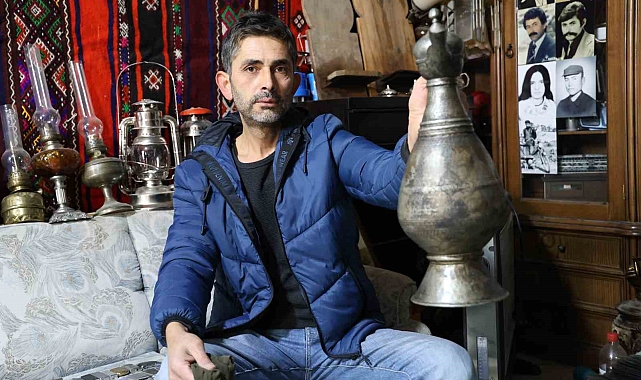 Sivaslı eskici, eskiler arasından çıkan antikalarla adeta müzesi