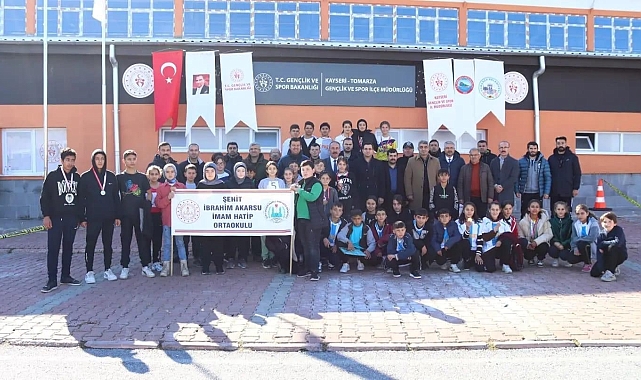 Tomarza'da 100. Yıl Atatürk Koşusu yapıldı