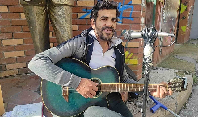Yürüme engelli sanatçı şarkı söylemek için yaz-kış sokakta