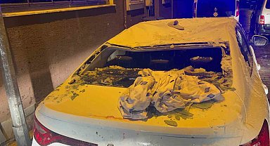 7 metre yükseklikten aşağı düşerek sokakta park halindeki bir aracın üzerine çakıldı