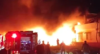 Adana'da hurda deposunda yangın