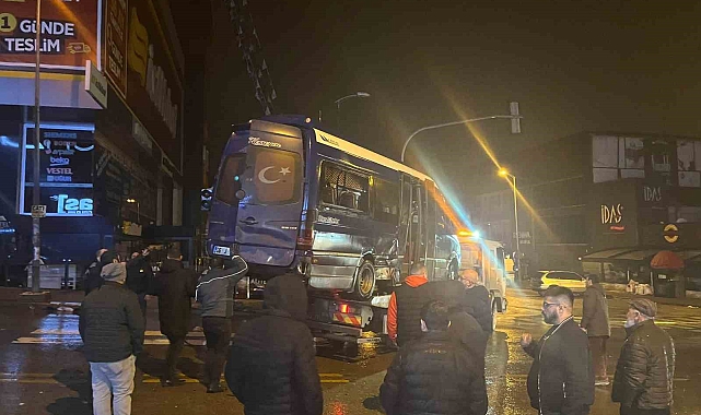Ankara'da otomobilin çarptığı dolmuş devrildi: 11 yaralı