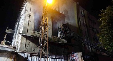 Antalya'da 250 yıllık tarihi konak alev alev yandı