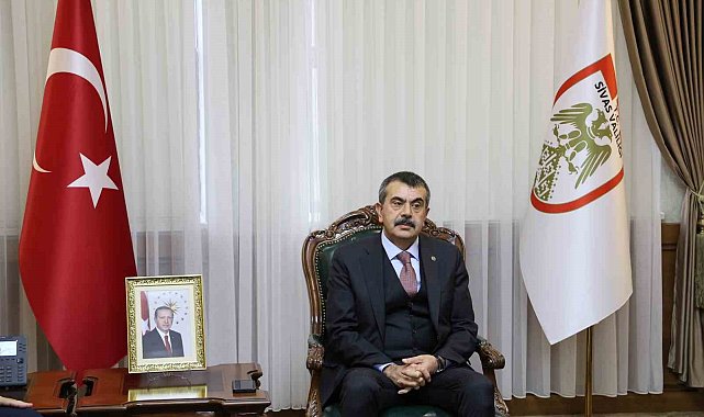 Bakan Tekin, öğretim sürecinde zorluk çıkartan belediyelerden şikâyet edip Eskişehir ve İzmir'i buna örnek gösterdi
