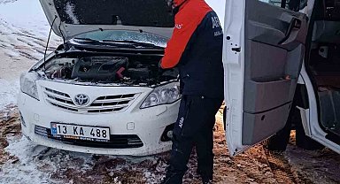 Bitlis'te flaş belleğini ararken mahsur kalan öğrenciyi AFAD ekipleri kurtardı