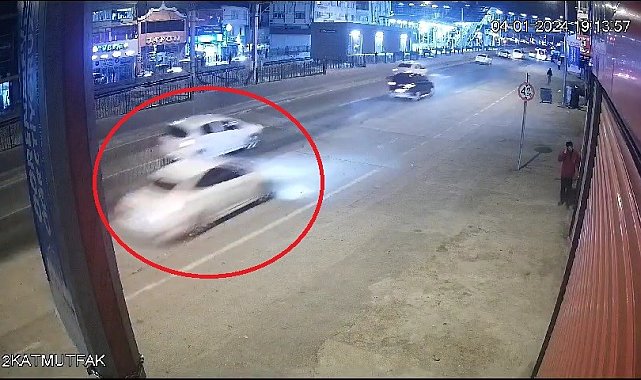 Bursa'da kontrolden çıkan otomobilin dükkana daldığı anlar kamerada