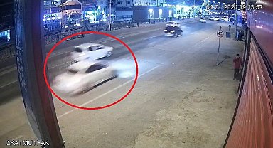 Bursa'da kontrolden çıkan otomobilin dükkana daldığı anlar kamerada