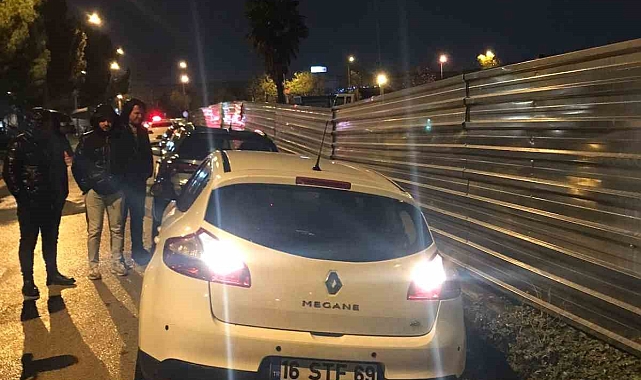 Bursa'da yağış sonrası yol çöktü : 4 araç hasar gördü