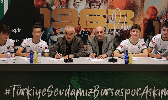 Bursaspor, 4 genç futbolcusunu profesyonel yaptı
