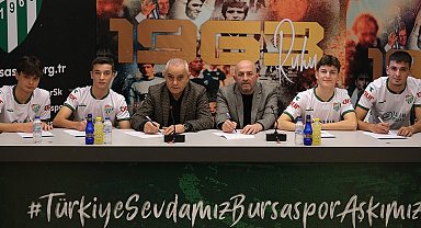 Bursaspor, 4 genç futbolcusunu profesyonel yaptı