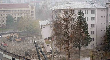 Depremde ağır hasar alan Gaziantep Emniyet Müdürlüğü Binası yıkım işlemleri sürüyor