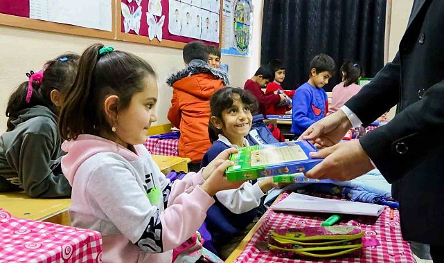 Diyarbakır'da köy okullarındaki çocuklar ziyaret edilip hediye dağıtıldı