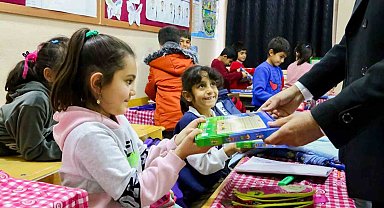 Diyarbakır'da köy okullarındaki çocuklar ziyaret edilip hediye dağıtıldı