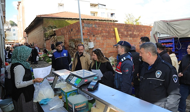 Edremit zabıtadan pazar yerinde gıda denetimi
