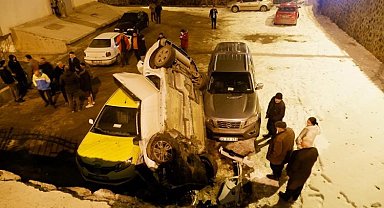 Erzurum'da feci kaza; araçlar bahçe duvarından aşağı uçtu