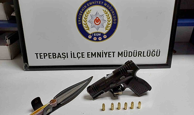 Eskişehir'de şüpheli araçtaki şahıslardan bıçak ve silah ele geçirildi