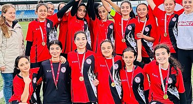 Gedizli kızlar futbolda il birincisi oldu