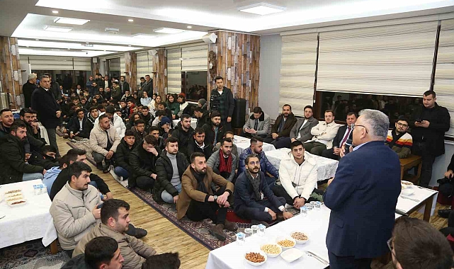 Gençlerle sıcak ve samimi sohbet
