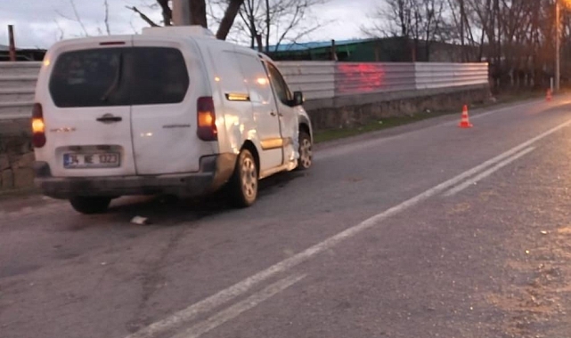 Hafif ticari araçla otomobil çarpıştı, 2 kişi yaralandı