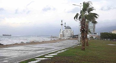 Hatay'da lodos ve sağanak yağış hayatı olumsuz etkiledi