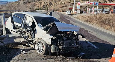 Hurdaya dönen otomobilde burnu bile kanamadan çıktı
