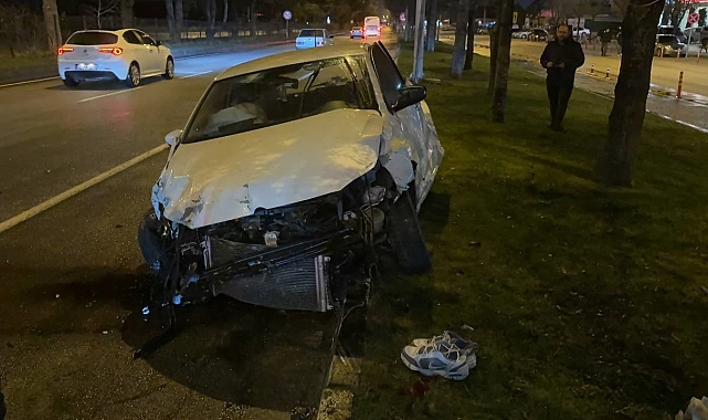 Isparta'da kontrolden çıkan araç refüje çarptı: 1 ölü, 1 yaralı