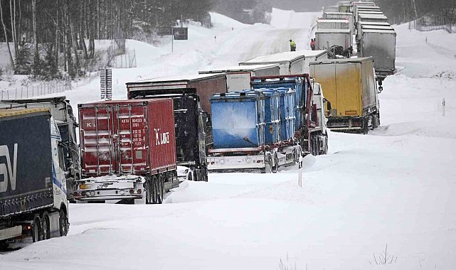 İsveç&#039;te kar esareti: Bin araç yolda mahsur kaldı
