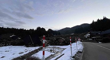 Japonya'daki 7.6'lık deprem sonrası meydana gelen toprak kayması görüntülendi