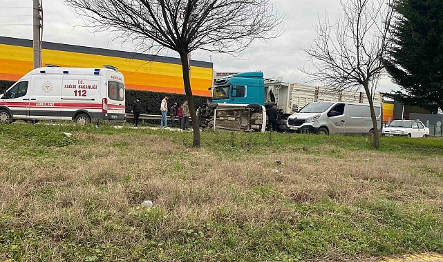 Kamyon ile çarpışan otomobil yan yattı