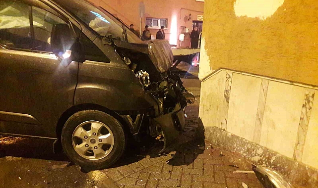 Kamyonet ile minibüs çarpıştı, 1 kişi yaralı