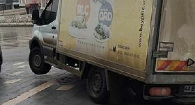 Kamyonetin çıktığı kaldırım çöktü, aracın bir bölümü içine girdi