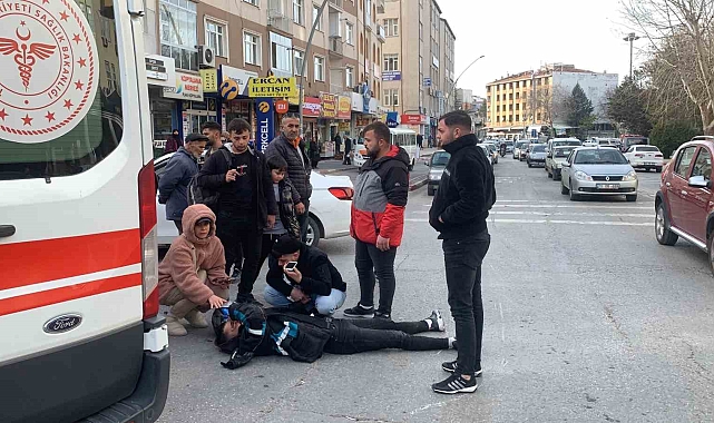 Karaman'da otomobille çarpışan motokurye yaralandı