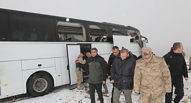 Kars'ta zincirleme trafik kazası: İki yolcu otobüsü ve kamyon birbirine girdi