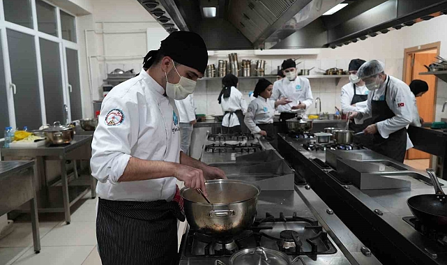 Kimi lahanadan börek yaptı kimi ise tatlı