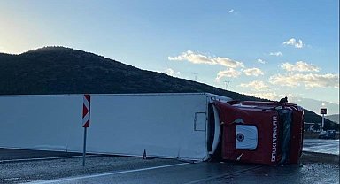 Kontrolden çıkan tır devrildi: 1 yaralı