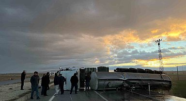 Konya'da refüje çarpan tanker devrildi: 2 yaralı