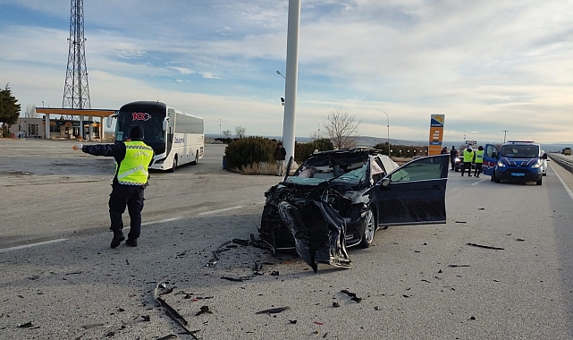 Konya'da otomobil kamyona çarptı: 2 kişi yaralı
