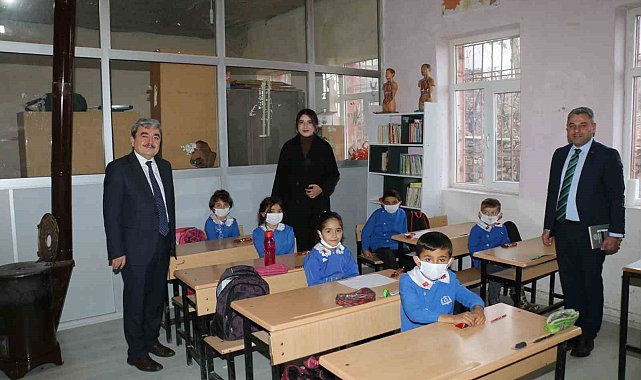 Köyde grip vakaları artınca Ebru öğretmen maske uygulaması başlattı
