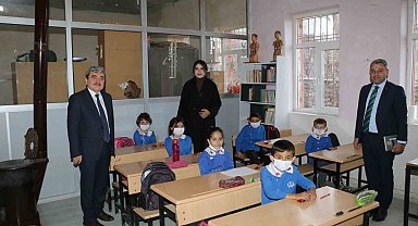 Köyde grip vakaları artınca Ebru öğretmen maske uygulaması başlattı