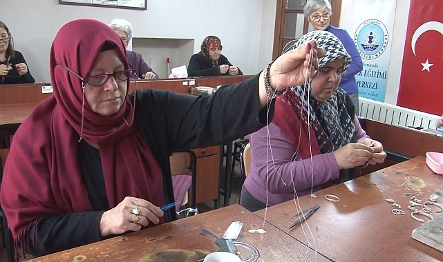 Kütahya'da kadınlar telkari sanatı öğreniyor